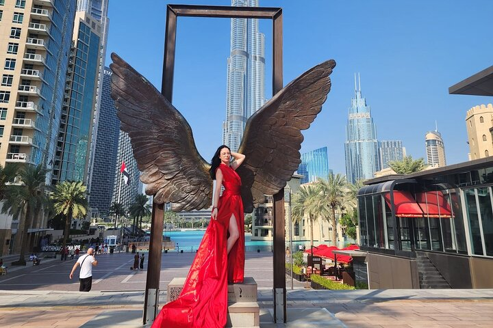 Bask in the luxurious surroundings of Dubai where stunning architecture meets captivating art. Experience iconic landmarks and immerse yourself in memorable adventures with personalized transportation choices.